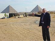 General-Direktor Dr. Tarek Tawfik führt über die Baustelle des Grand Egyptian Museum bei den Pyramiden von Gizeh